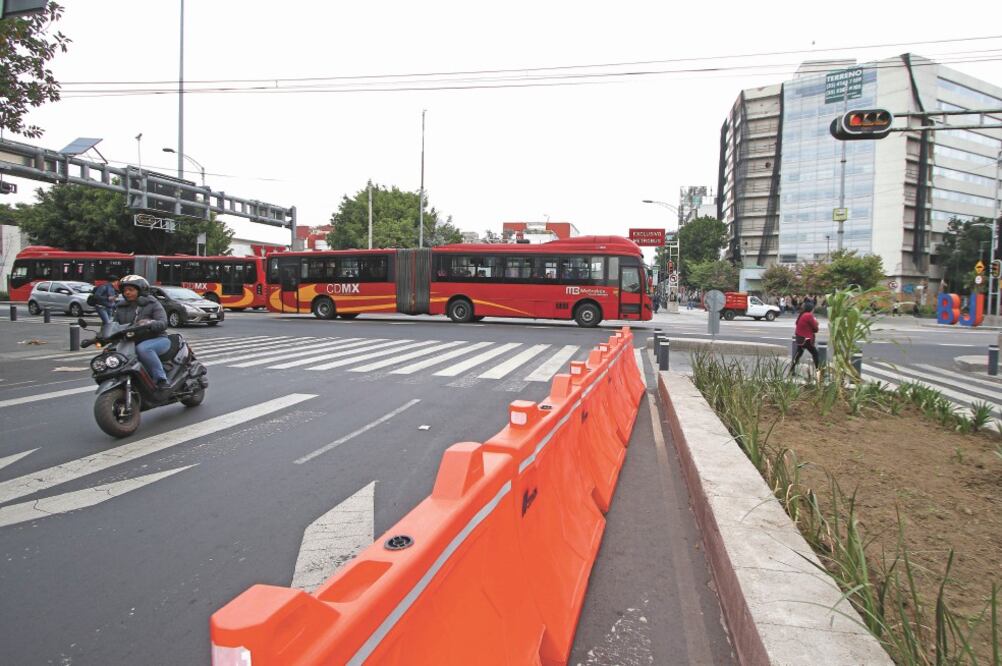 Las obras iniciaron ayer en la estación Etiopía; de enero a marzo de 2020 se ampliarán los trabajos al Eje 8 Sur Popocatépetl y luego al Hospital de Xoco. Foto: CARLOS MEJÍA. EL UNIVERSAL