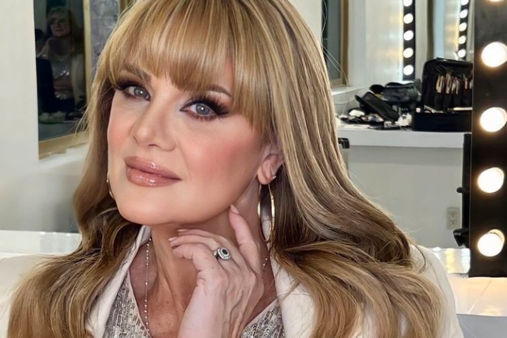 Erika Buenfil posó a la moda en el parque de diversiones de Disneyland París. Foto: Instagram @erikabuenfil50