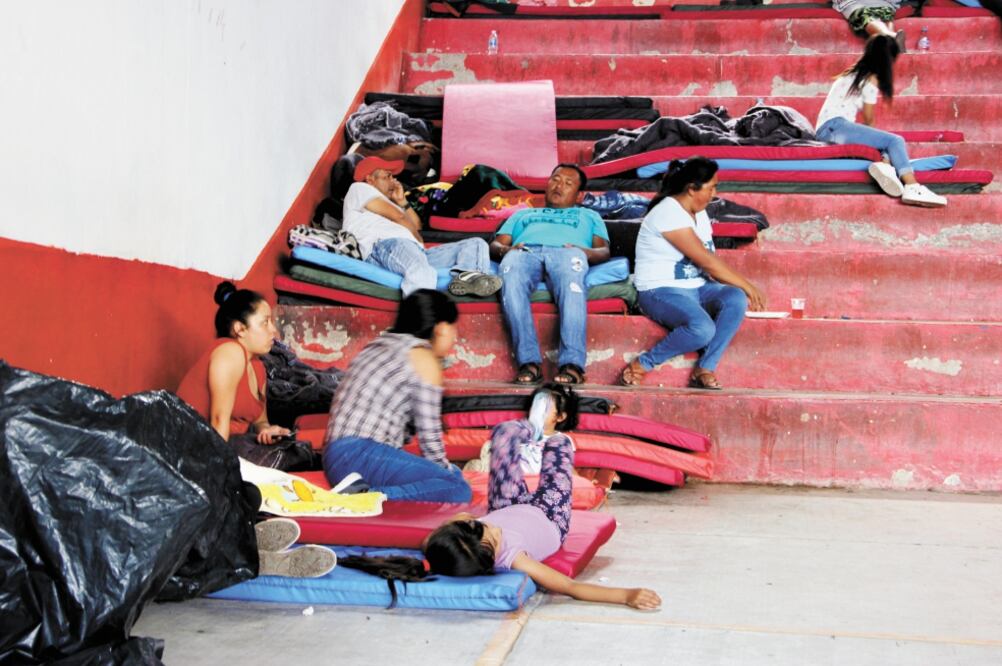 Asilo. Entre los que se refugian en el auditorio del ayuntamiento de Leonardo Bravo hay 400 niños (ARTURO DE DIOS PALMA. EL UNIVERSAL)