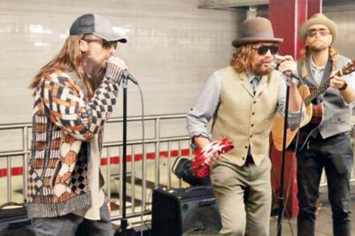 Maroon 5 toca en tren de Nueva York