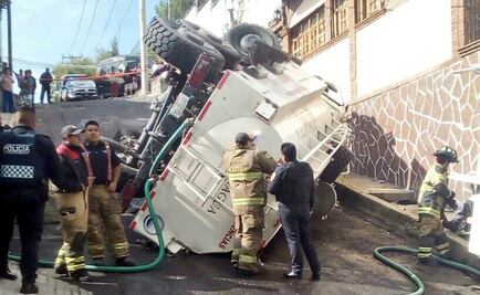 Vuelca pipa de agua en Iztapalapa