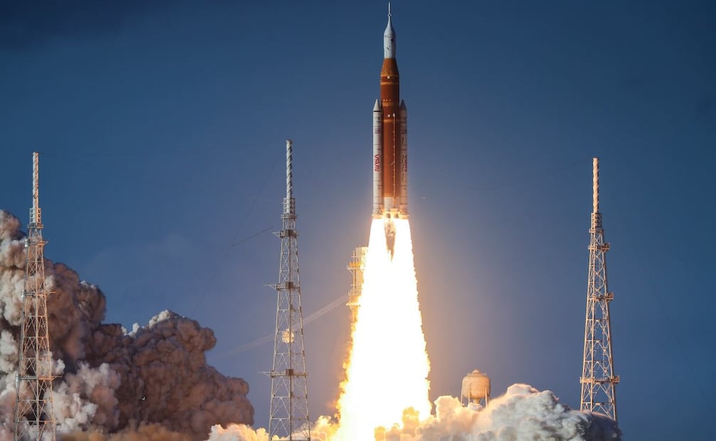 El cohete Space Launch System que transporta la cápsula Orion para la misión Artemis II despega de la plataforma de lanzamiento en el Centro Espacial Kennedy en Titusville, Florida, 1 de abril de 2026. Foto: EFE
