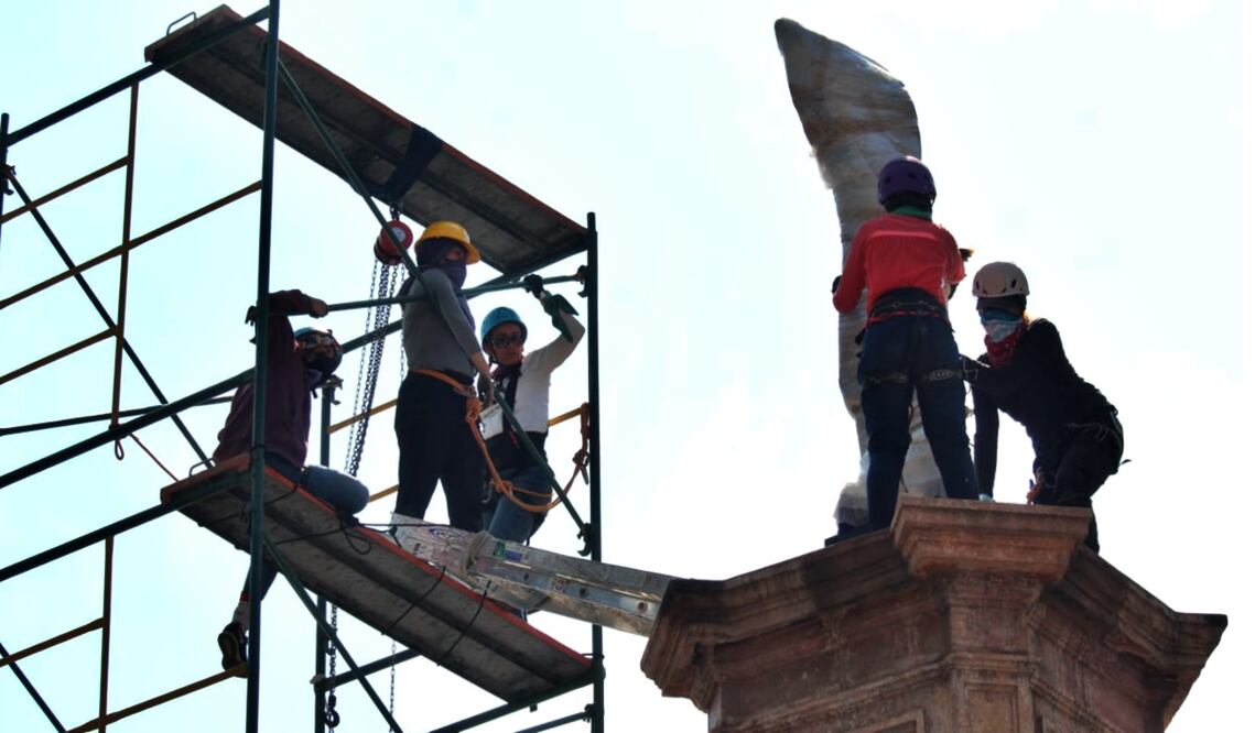 Varias mujeres se encuentran con cascos en los andamios que fueron instalados en la llamada “Glorieta de las Mujeres que Luchan”. Foto: Brenda Martínez