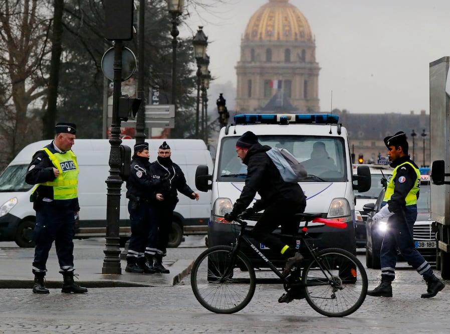 Policías franceses patrullan calles de París. El 26 de febrero expira el dispositivo de emergencia que se implementó luego de ataques terroristas (MICHEL EULER. AP)