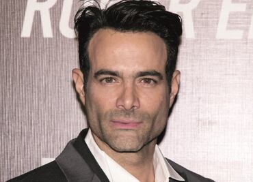 Luis Roberto Guzmán es un padre ausente en "Cobra Kai"