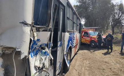 Autobús intenta ganar paso al tren y termina arrastrado en Tecámac