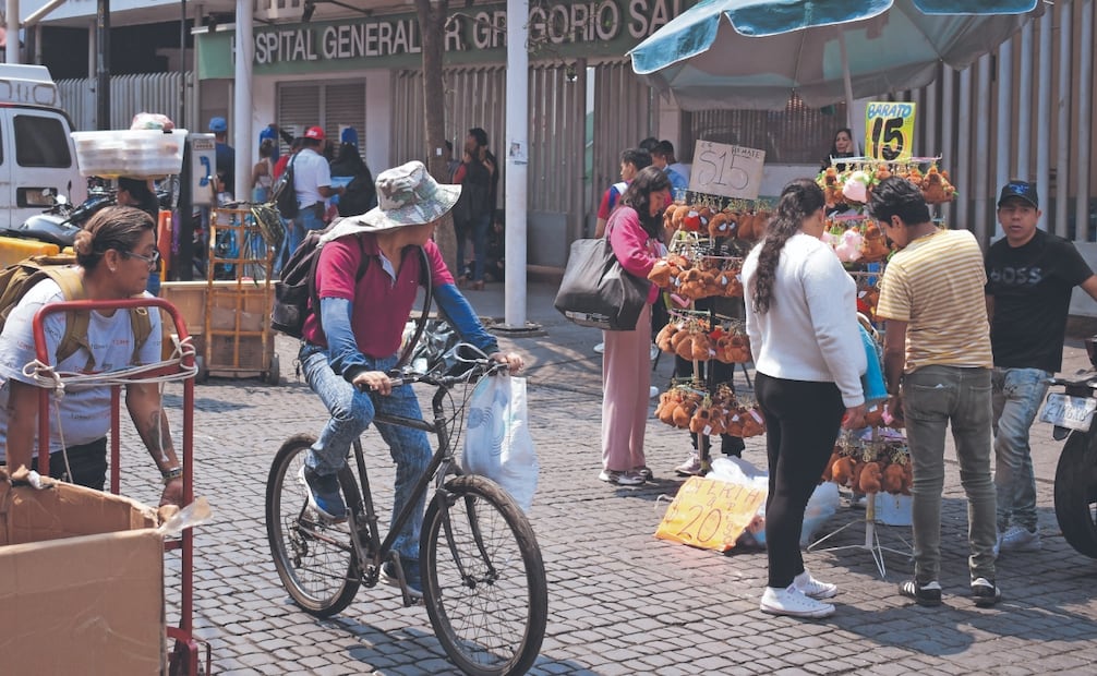La cantidad de peatones, autos, motocicletas y ciclotaxis en calles del Centro Histórico llegan a causar incidentes o conflictos. Foto: Santiago Cadena/ EL UNIVERSAL