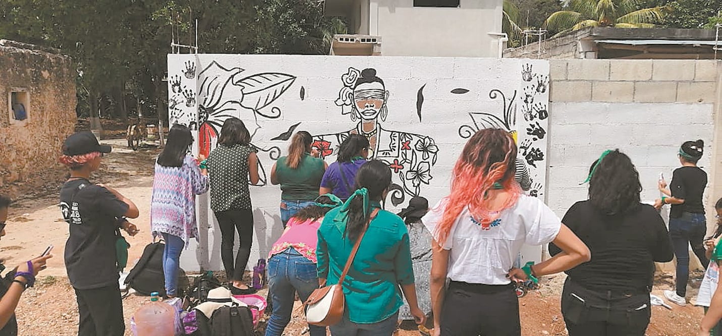 En el municipio de José María Morelos, en Quintana Roo, jóvenes y mujeres elaboraron pancartas y pintaron un mural en una barda, con la imagen de una mujer maya, ataviada con joyería y traje típico, y los ojos vendados. Foto:ADRIANA VARILLAS. EL UNIVERSAL