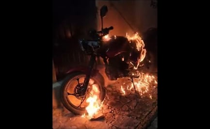 VIDEO: Queman motocicleta de periodista en Ixtacomirán, Chiapas; responsabiliza a alcalde