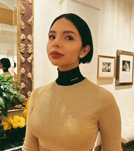 Ángela Aguilar en traje sastre y ombliguera da cátedra de estilo