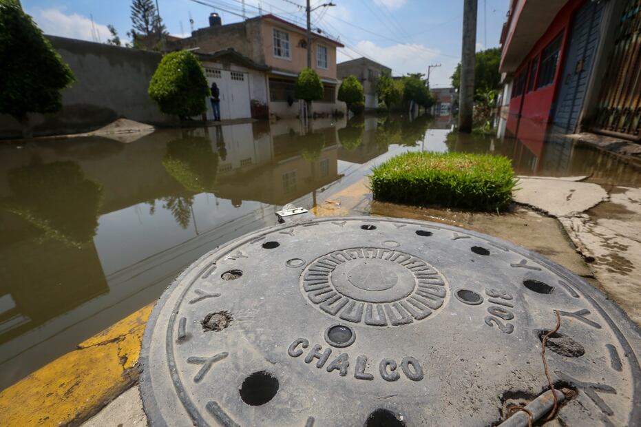 Las inundaciones han afectado a las personas en su vida cotidiana por las calles en las que no se pueden pasar. Foto: de Luis Camacho. El Universal
