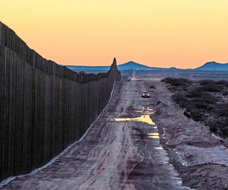 Fisher Sand a Gravel, constructora consentida de Trump, obtuvo un contrato millonario para construir casi 70 kilómetros de muro en Arizona. Foto: MARTIN DIVISEK. EFE