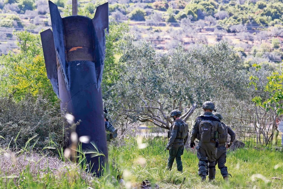 Soldados israelíes inspeccionan los restos de un misil iraní que cayó en la aldea de Hares, en la Cisjordania ocupada por Israel, el 24 de marzo. Foto:,Jaafar Ashtiyeh / AFP