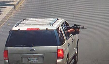 Captan en video ataque con armas largas desde camioneta en Iztapalapa