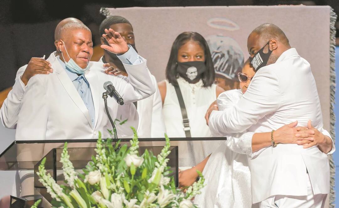 Familiares de George Floyd durante su funeral en la iglesia The Fountain of Praise, en Houston, Texas. Foto: GODOFREDO A. VASQUEZ. AFP