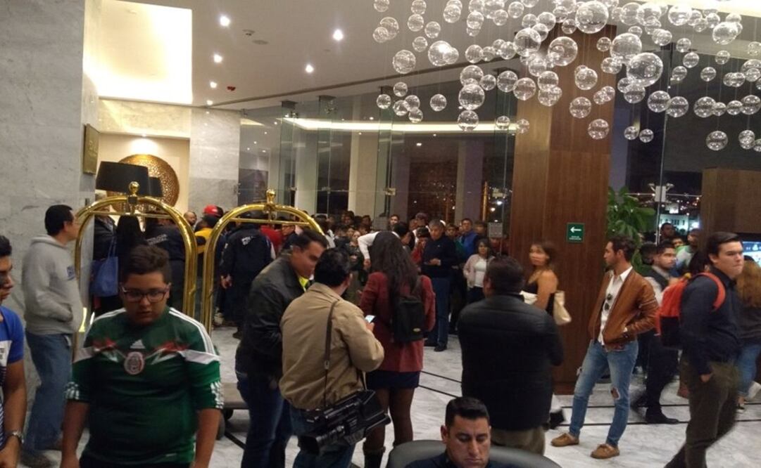 Especial. Aficionados en el lobby del hotel de la selección nacional en San Luis Potosí