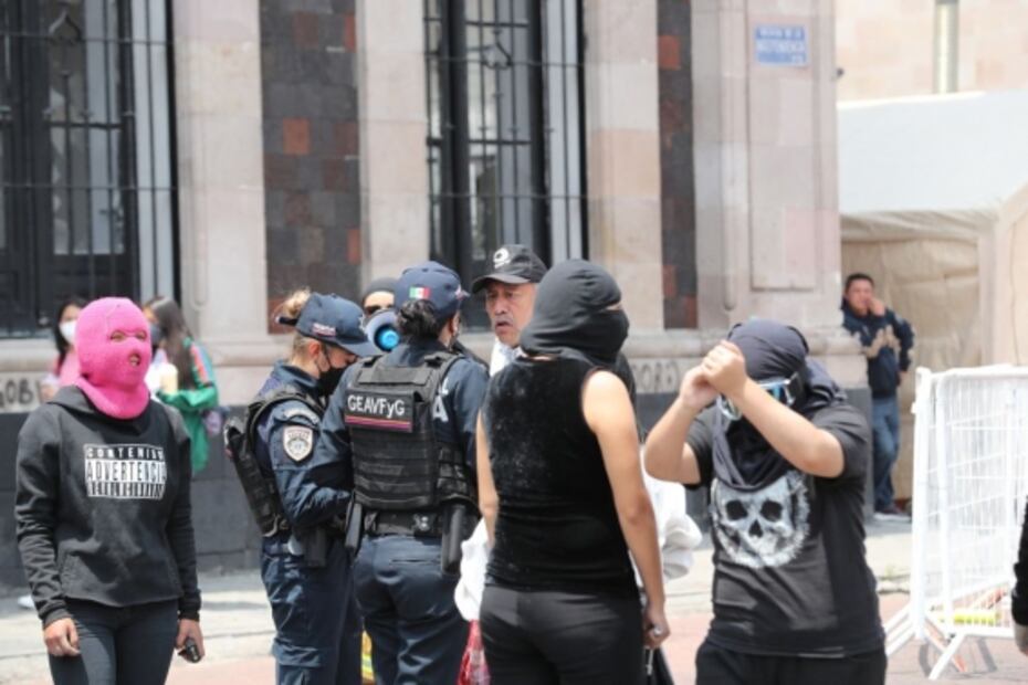 Feministas vandalizan Palacio Municipal de Toluca; acusan agresiones de comerciantes