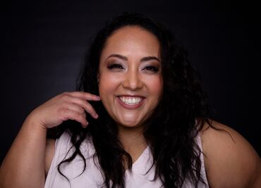 Michelle Rodríguez "cotorrea" con sus amigos en "Encántame de noche"