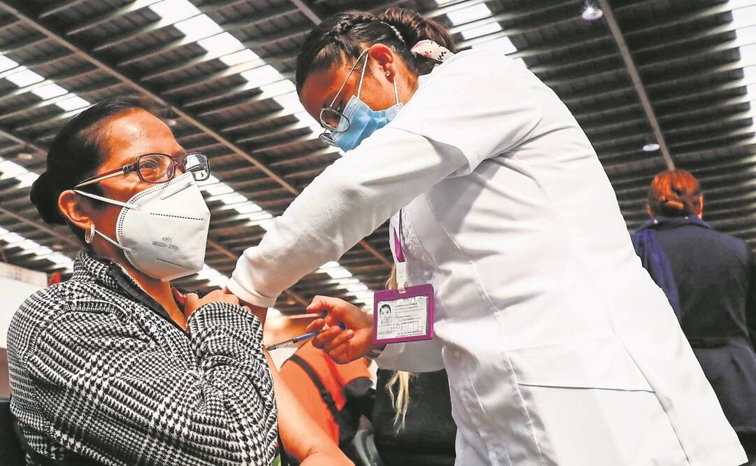 En diferentes alcaldías de la Ciudad de México se aplica la vacuna de refuerzo contra el coronavirus a personas de 50 a 59 años. Foto: Diego Simón. EL UNIVERSAL