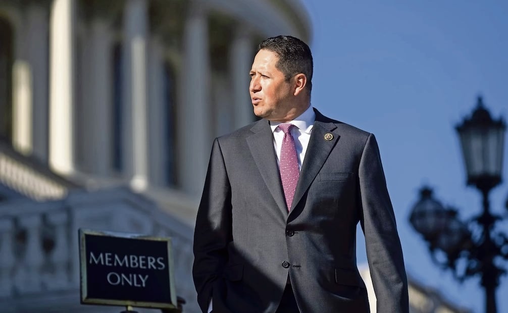El representante republicano Tony Gonzales, en El Paso; él también fue acusado de abuso sexual. Foto: AP