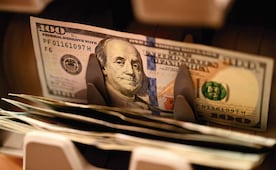 El dólar rasguña los 18 pesos; se dispara 30 centavos en dos días