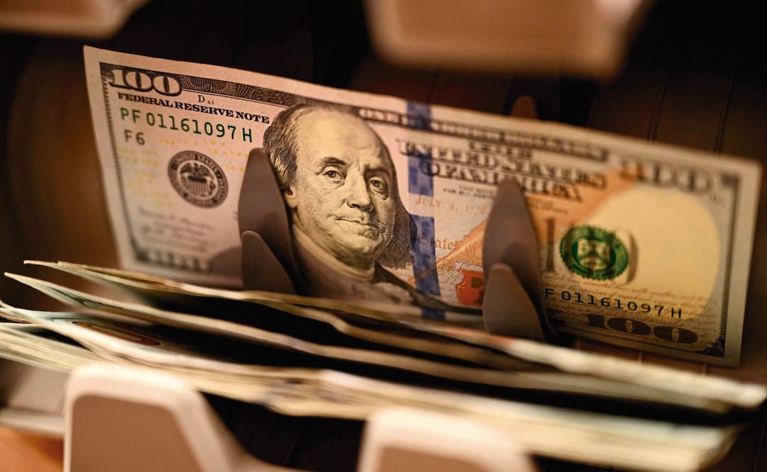 El dólar se apreció ante el peso por la disminución en el diferencial de tasas entre EU y México, detallan. Foto: HUSSEIN FALEH/AFP