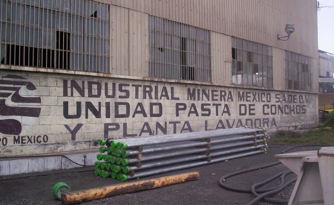 Diputados de Morena piden un minuto de silencio a 13 años de la tragedia en Pasta de Conchos, Coahuila, mientras sostienen pancartas en las que señalan a Fox y piden justicia (JUAN CARLOS REYES. EL UNIVERSAL)