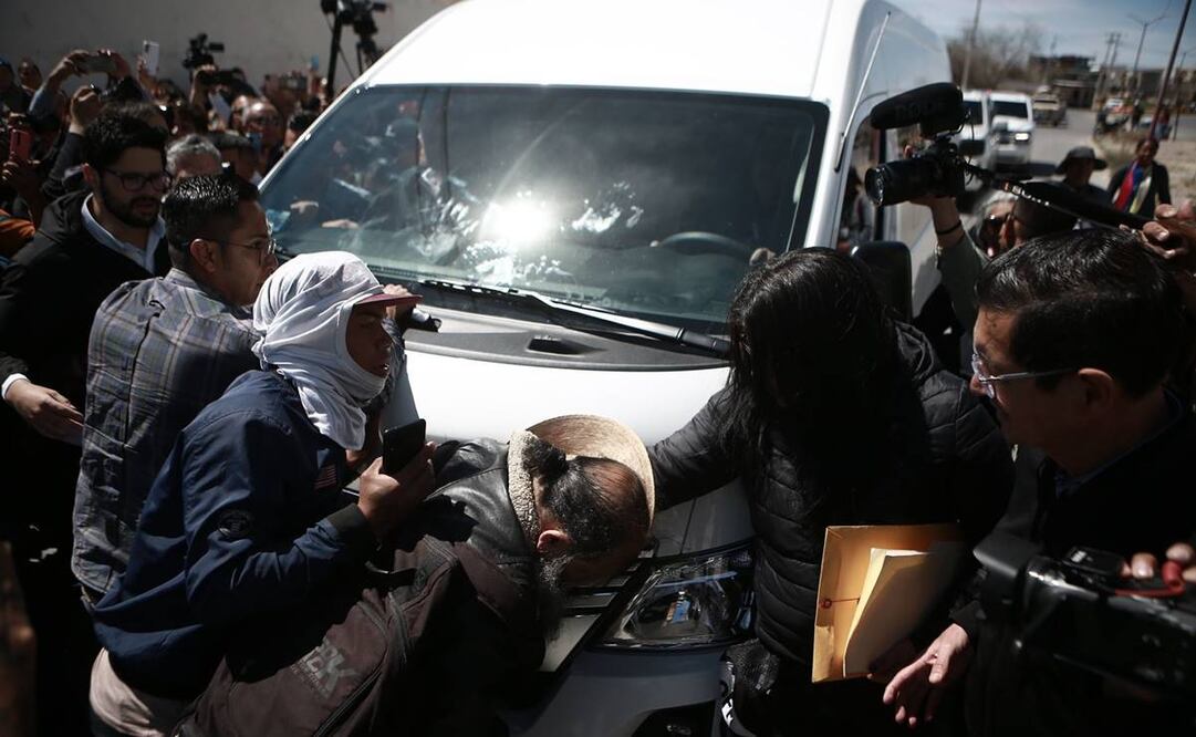 Migrantes centroamericanos interceptaron el vehículo del presidente Andrés Manuel López Obrador para que los escuchara, pero fueron retirados sin atención. Foto: Christian Torres/ EL UNIVERSAL