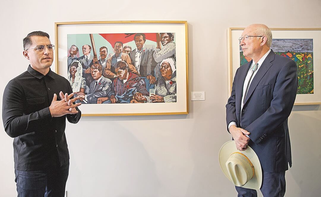 El artista Carlos Jackson y el embajador Ken Salazar, en el recorrido por la muestra realizada con motivo del bicentenario de las relaciones entre EU y México.