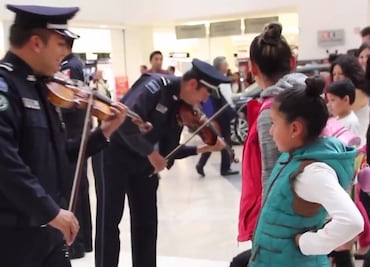 Al ritmo del mariachi, Policía Federal sorprende a ciudadanos en Plaza Universidad