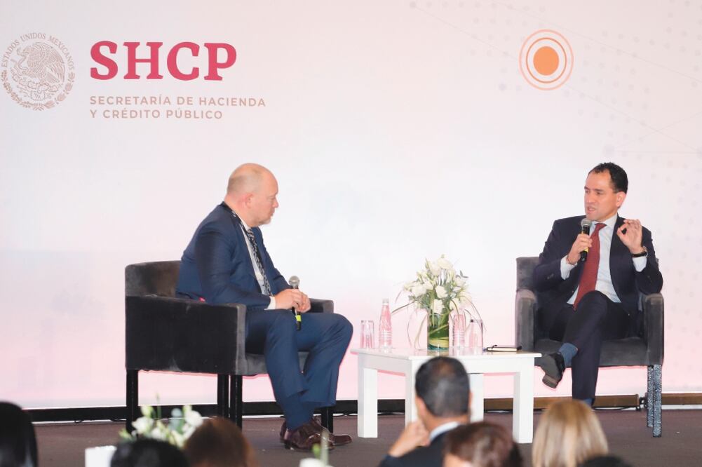 En el evento de Americas Society/Council of the Americas 2019, Arturo Herrera (a la derecha) dijo que la recaudación prevista de 168 mil mdp por impuestos a apps como Uber, significa 10 veces más el apoyo que se le da a Pemex. Foto: BERENICE FREGOSO