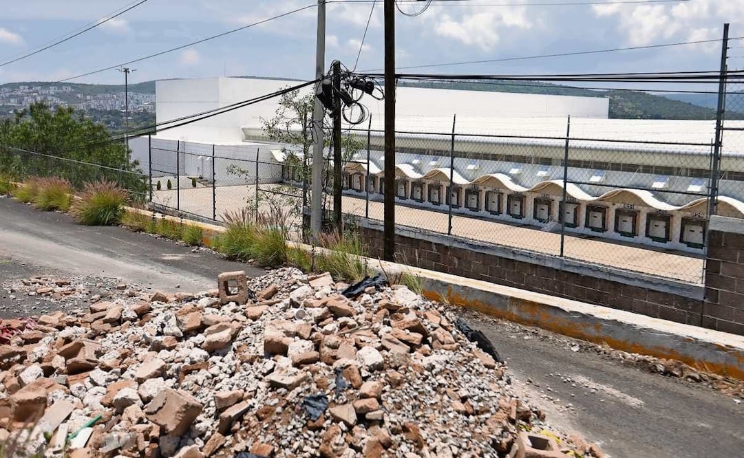 La Megafarmacia tiene un socavón en su acceso sur desde enero de este año, y en lugar de reparar el camino, Birmex lo bloqueó con cascajo. Foto: PAOLA REYES. EL UNIVERSAL