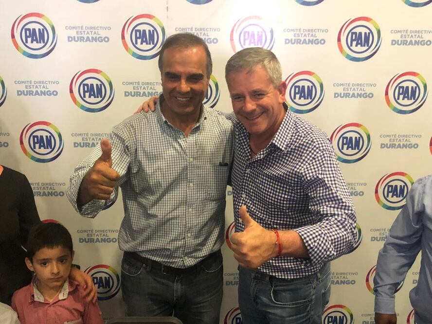 Jorge Salum (izquierda), celebrando lo que él considera es un triunfo en Durango. FOTO: Francisco Rodríguez