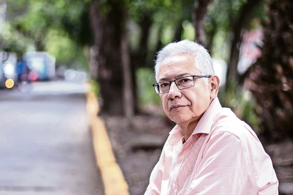 Andrés de Luna, quien dejó la crítica de cine, asegura que hace años no publica novela porque le cuesta más trabajo y concentración. Foto: GERMÁN ESPINOSA. EL UNIVERSAL