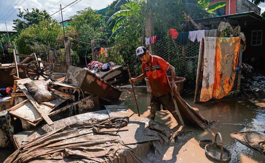 Este lunes, los habitantes de Álamo, la segunda población más afectada por las inundaciones en Veracruz, intentaron rescatar alguna pertenencia de entre el lodo. Foto: Diego Simón Sánchez / EL UNIVERSAL