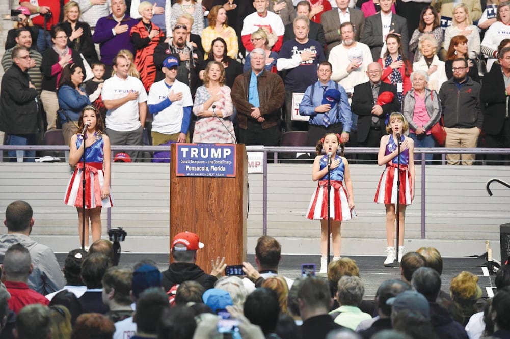 Los “Niños por la libertad” de Pensacola, Florida, participan en un mitin del aspirante republicano Donald Trump (MICHAEL SPOONEYBARGER. REUTERS)