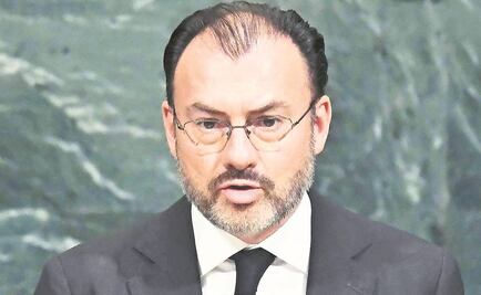 Senadores proponen pensión a ex embajadores