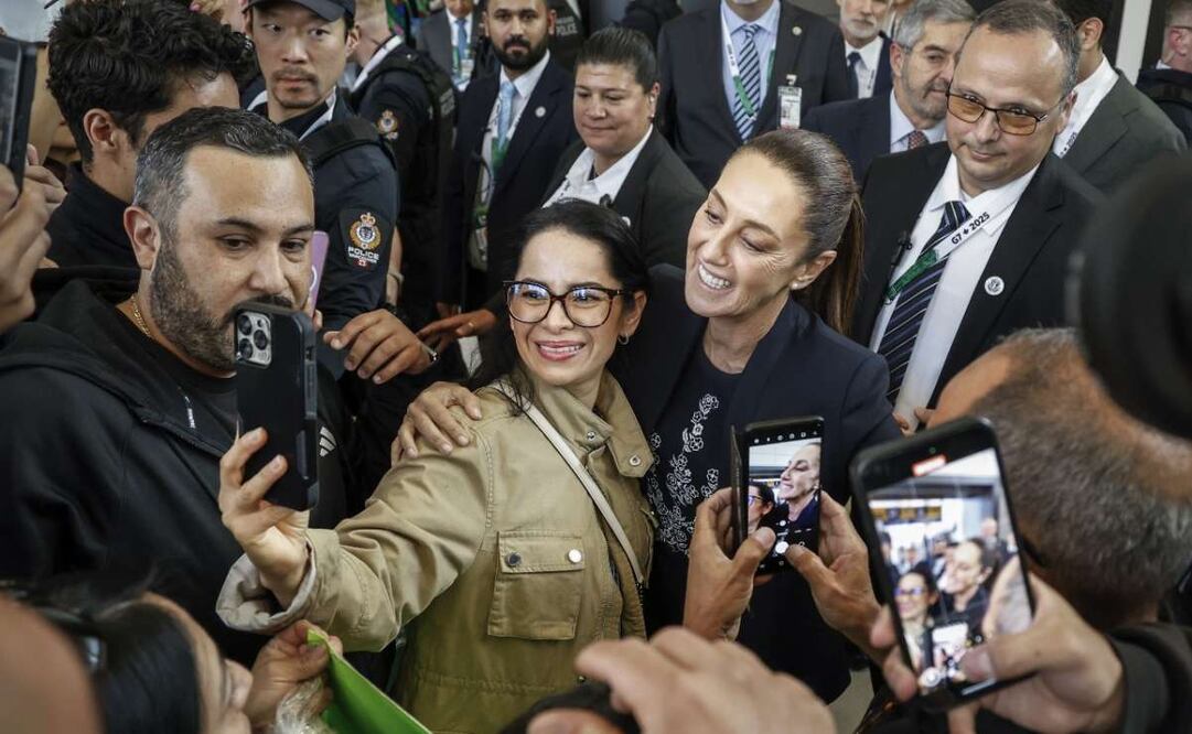La presidenta mexicana, Claudia Sheinbaum, es rodeada por sus partidarios después de llegar a Calgary, Alberta, el lunes 16 de junio de 2025, para asistir a la reunión de líderes del G7 que se lleva a cabo en Kananaskis, Alberta. Foto: AP
