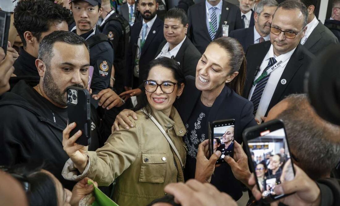 La presidenta mexicana, Claudia Sheinbaum, es rodeada por sus partidarios después de llegar a Calgary, Alberta, el lunes 16 de junio de 2025, para asistir a la reunión de líderes del G7 que se lleva a cabo en Kananaskis, Alberta. Foto: AP