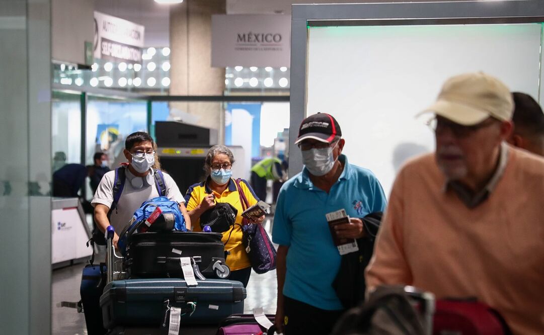 Pasajeros en aeropuertos de México con cubrebocas / Diego Simón. EL UNIVERSAL
