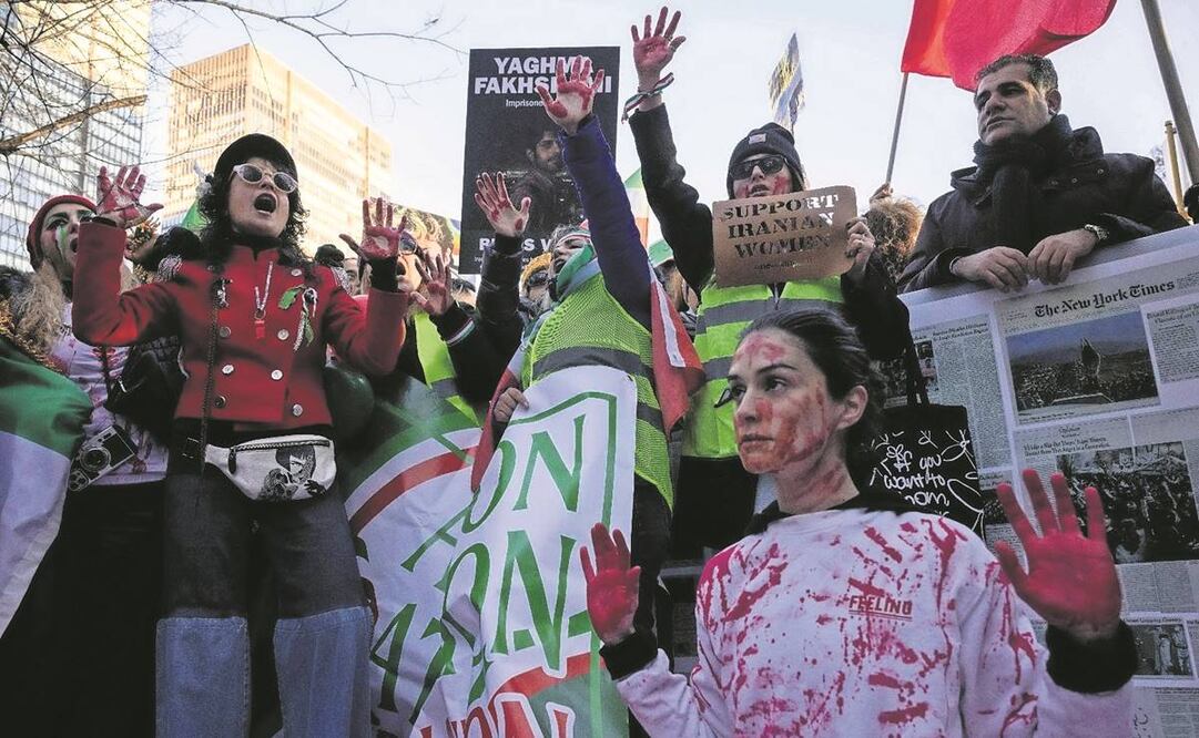 La activista Naz Gharai en una manifestación en Nueva York para pedir a la ONU que tome medidas contra el trato a las mujeres en Irán, luego de la muerte de Mahsa Amini mientras estaba bajo la custodia de la policía moral.Uki Iwamura/AFP