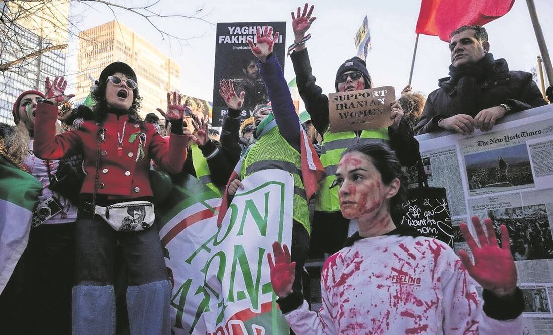 La activista Naz Gharai en una manifestación en Nueva York para pedir a la ONU que tome medidas contra el trato a las mujeres en Irán, luego de la muerte de Mahsa Amini mientras estaba bajo la custodia de la policía moral.Uki Iwamura/AFP