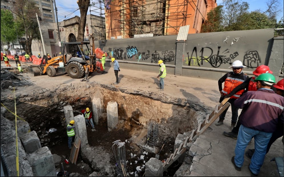 Vestigios arqueológicos fueron encontrados en la obra de la Calzada Flotante, sobre la Calzada San Antonio Abad, frente al extemplo de San Antonio Abad en la colonia Tránsito, Ciudad de México, el martes 11 de noviembre de 2025. Foto: Valente Rosas/EL UNIVERSAL