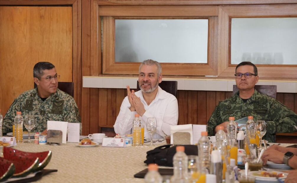 El gobernador Alfredo Ramírez Bedolla (Morena) felicitó al general de Brigada Diplomado de Estado Mayor, Oscar Rentería Schazarino, por su nombramiento como nuevo secretario de Seguridad Pública del estado de Sinaloa. Foto: Especial