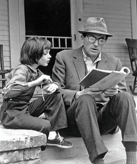 El actor Gregory Peck y Mary Badham estudian sus guiones durante un descanso en el set de filmación de la adaptación de "Matar a un ruiseñor", en 1962. Foto: ARCHIVO EL UNIVERSAL