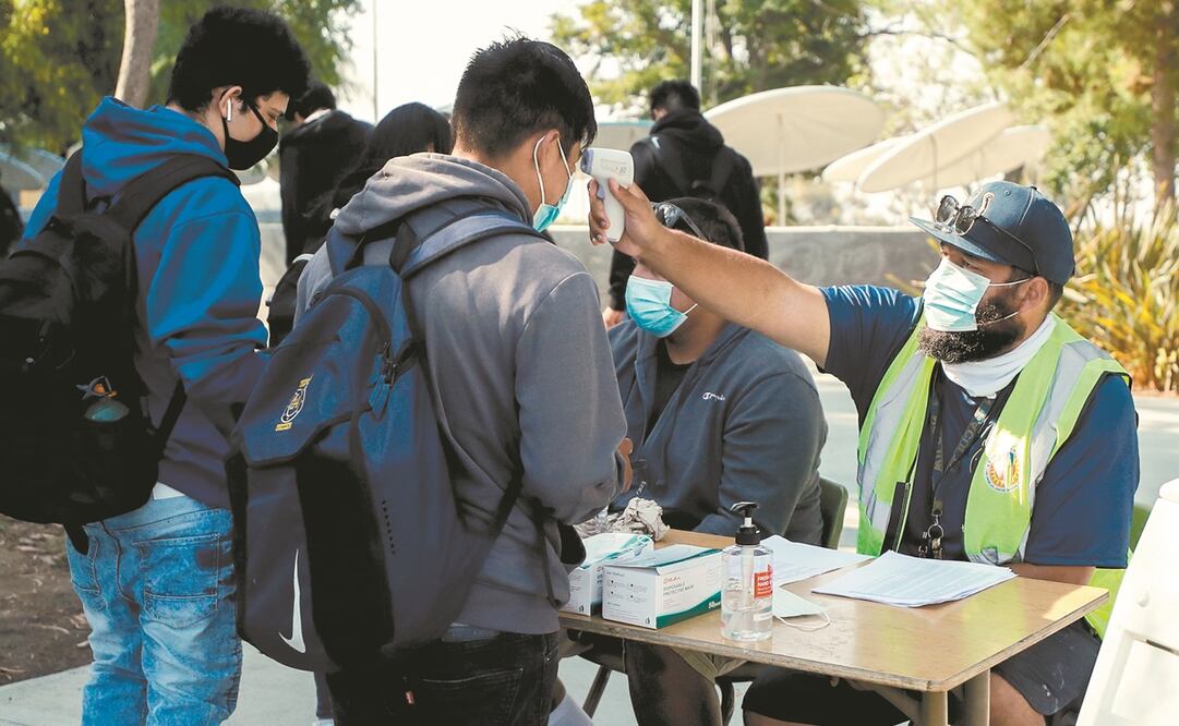 Estudiantes en los filtros sanitarios en Los Ángeles, California. Foto: EFE