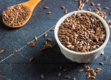 Para qué sirve aplicar agua de linaza en el cabello