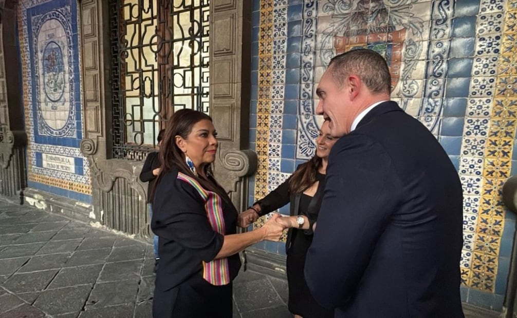 En la Alameda Central, Adrián Rubalcava e Imelda Padilla abordaron el tren y descendieron en Zócalo-Tenochtitlan para visitar a la jefa de Gobierno, Clara Brugada. | Foto: Especial.