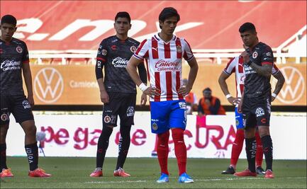 Macías regresa a la titularidad con Chivas y falla un penalti