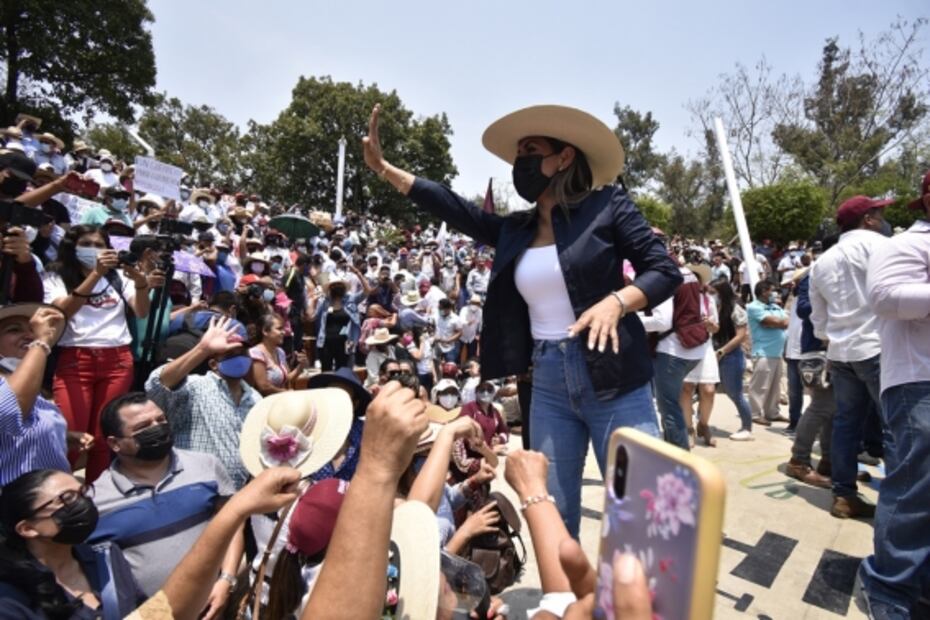 Uno no usa cubrebocas y otro quiere ponérselo a los reporteros